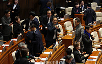 [포토] 본회의, 검사 탄핵안 '가결'…분주한 민주당