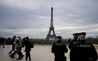 프랑스 검찰 “파리서 흉기 휘두른 용의자, IS에 충성 맹세해”