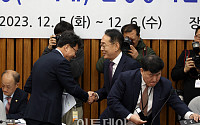 [포토] 김도읍-&gt;주호영, 청문회 위원장 '교체'