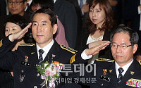 [포토]국민의례 하는 조현오 경찰청장과 김기용 내정자