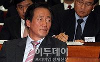 [포토]박근혜 위원장을 향해 바라보는 정몽준 의원