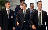 일본, ‘비자금 조성 스캔들’ 아베파 각료 4명 사표 제출
