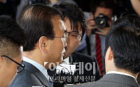 [포토]기자들의 질문받는 박영준 전 차관