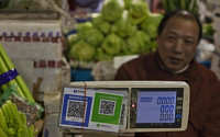 'QR코드 결제' 보편화 중국, 현금 거부에 특별 단속