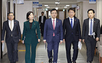 [포토] 2024년 경제정책방향 관계부처 합동 브리핑 참석하는 장·차관들