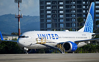 미국 항공청 “비행 중 구멍 난 ‘보잉 737 맥스9’ 기종 전면 운항 중단”