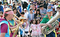 [포토]2012 여수세계박람회, '거리공연 즐기는 관람객들'
