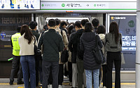 서울 지하철 2호선 성수역 선로전환기 장애…열차 지연 운행 중