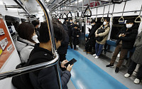 [포토] 열차 한칸 의자 없이 운행하는 서울 지하철 4호선