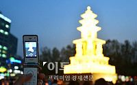 [포토]휴대폰에 담긴 사사자 삼층석탑의 불빛