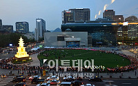 [포토]부처님 오신날 봉축 점등식 '불밝힌 서울광장'