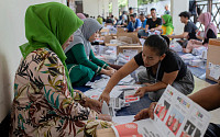 ‘투표관리원 900명 과로사’에 채용 조건 손질한 인도네시아 선관위