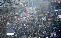 독일서 이민자 내쫓을 계획 들킨 극우정당...25만 명 반대 시위