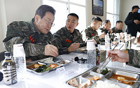 [포토] 해병 장병들과 식사하는 이재명 민주당 대표