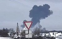러시아 “우크라, 자국 포로 태운 수송기 격추…전원 사망”