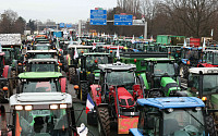 환경 정책에 뿔난 프랑스 농민들, 트랙터로 고속도로 봉쇄…당국 현금 지급 등 약속