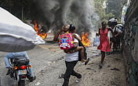 [포토] 아이티, 총리 사임 요구 반정부 시위로 전쟁터 방불