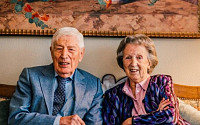 네덜란드 전 총리, 70년 함께한 아내와 동반 안락사...“손잡고 함께 떠나”