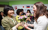 [포토]감사의 카네이션 전하는 외국인 학생들