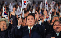 尹 지지율, 40%대 유지…국민의힘, 민주당 오차범위 밖 앞서[리얼미터]