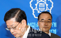 [포토]담화문 발표후 회의장 나서는 김황식 총리