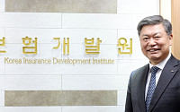 [이슈&amp;인물]K-보험 전파하는 '금융통' 허창언 보험개발원장