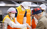 금호석유화학, 서울노인복지센터에서 독거노인 위한 급식 봉사활동 진행