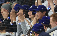"내 남편 화이팅" 오타니 활약에 다나카 마미코 환호…반전 응원모습