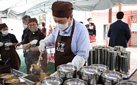 尹, 명동성당서 무료급식 봉사…김치찌개로 식사 준비