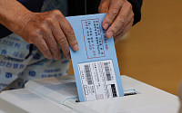 투표 인증샷은 투표소 밖에서만…투표지 SNS에 올리면 처벌
