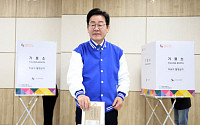 이재명, 대전서 카이스트 학생들과 투표...“R&D 예산 삭감, 정말 무지”