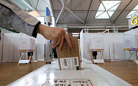 "여행가기 전에도 '꾹'" 인천공항 사전투표소 찾은 유권자들 [포토로그]