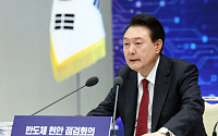 尹, 꽃게철 中 불법조업 단속현장 점검…"수산안보 지키는 일에 전념해달라"