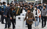 총선 투표함 옮기는 개표사무원들 [포토]