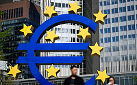 ECB, 기준금리 4.5％ 동결…5차례 연속