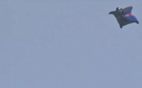 인간 날다람쥐, 낙하산 없이 730m에서 점프