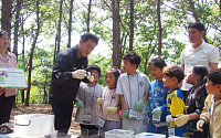 늘봄학교 일일교사 된 환경차관…나무심기·탄소중립 등 자연수업 진행