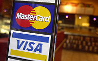 빚에 허덕이는 미국인들…1분기 가계부채 사상 최대·신용카드 연체율 13년래 최고