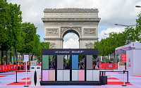 파리 샹젤리제 수놓은 LG 무드업 냉장고, 유럽 공략 속도 낸다