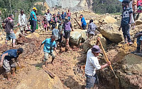 파푸아뉴기니 산사태 최소 670명 사망, 2000명 매몰...“시신 수습도 열악”