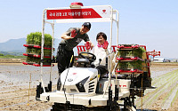 TYM “송미령 농림부 장관, 자율주행 이앙기 ‘RGO-690’ 체험”
