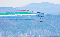 UAE 대통령 방한 환영 비행, 서울 도심 상공 가르는 블랙이글스 [포토]