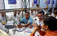 총선 예상 밖 접전에...인도 증시, 6%대 급락