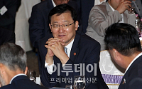 [포토]명품창출 CEO 포럼 참석한 홍석우 장관