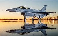 우크라이나 F-16 실전배치 임박…초긴장 러시아, 공군기지 골라서 폭격