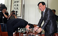 [포토]인사하는 김기현 원내수석부대표, '머리가 바닥에 닿을라'