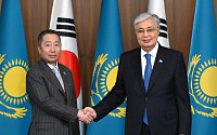 박정원 두산 회장, 카자흐 대통령과 협력 논의…“에너지사업 최적 파트너”