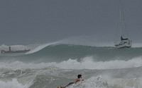 [포토] 허리케인 ‘베릴’ 강타에도 서핑 ‘삼매경’