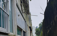 부산 사하구 아파트 단지에 떨어진 바위…주민 대피 소동