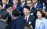 尹, 與당권주자 나경원·원희룡·한동훈 만나 차례로 악수